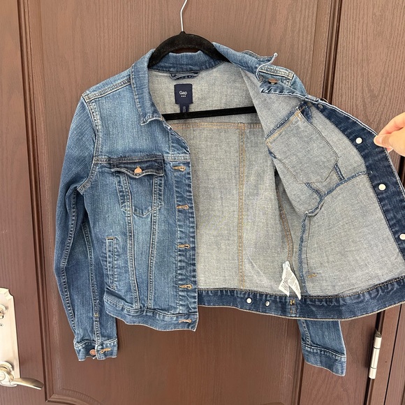 GAP Women's Blue Denim Jacket Classic Trucker Jean Jacket - Picture 3 of 5